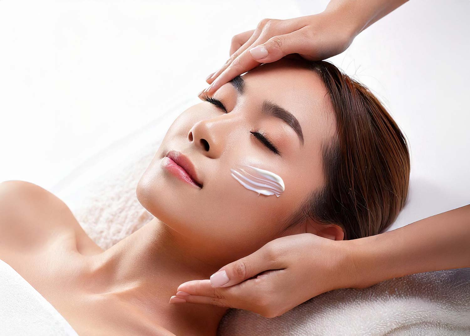 Professionelle Pflegebehandlung mit Gesichtsmassage in Zürich